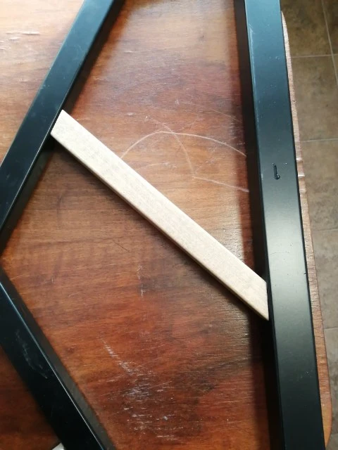 Balustrada – detal połączenia stal malowana proszkowo i drewno